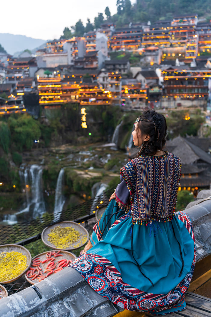 Mujer viendo la ciudad en un mirador de lijiang