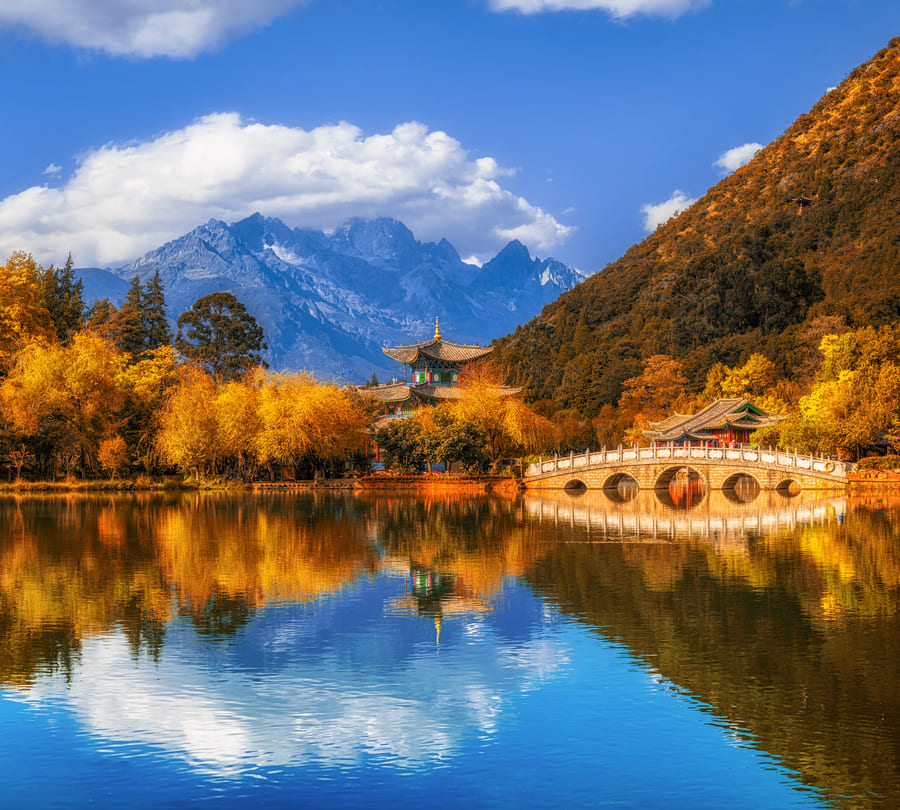 Puente de lijiang sobre lago azul