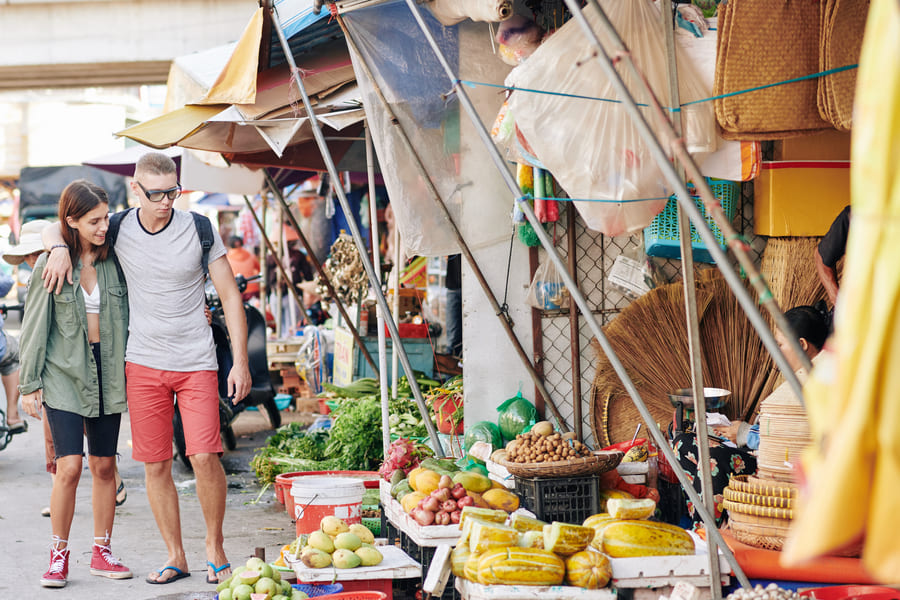 Pareja de turistas en mercado chino