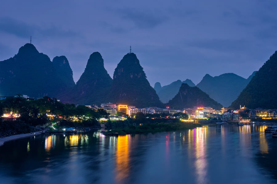 Montañas de Yangshuo de noche